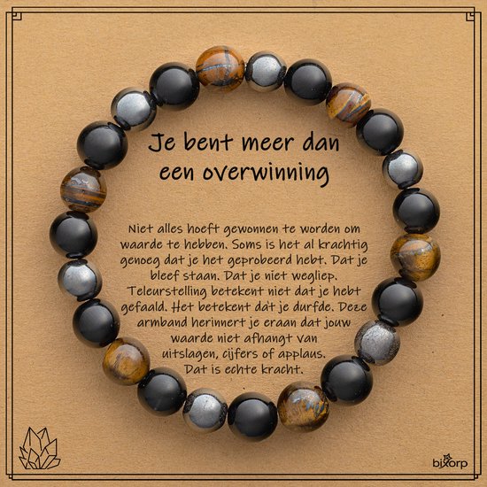 Armband met onyx, tijgeroog en hematiet kralen op een cadeaukaart met de tekst "Je bent meer dan een overwinning".