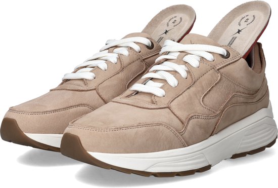 Paar beige Xsensible sneakers met witte veters, witte zolen en uitneembare rode binnenzolen.