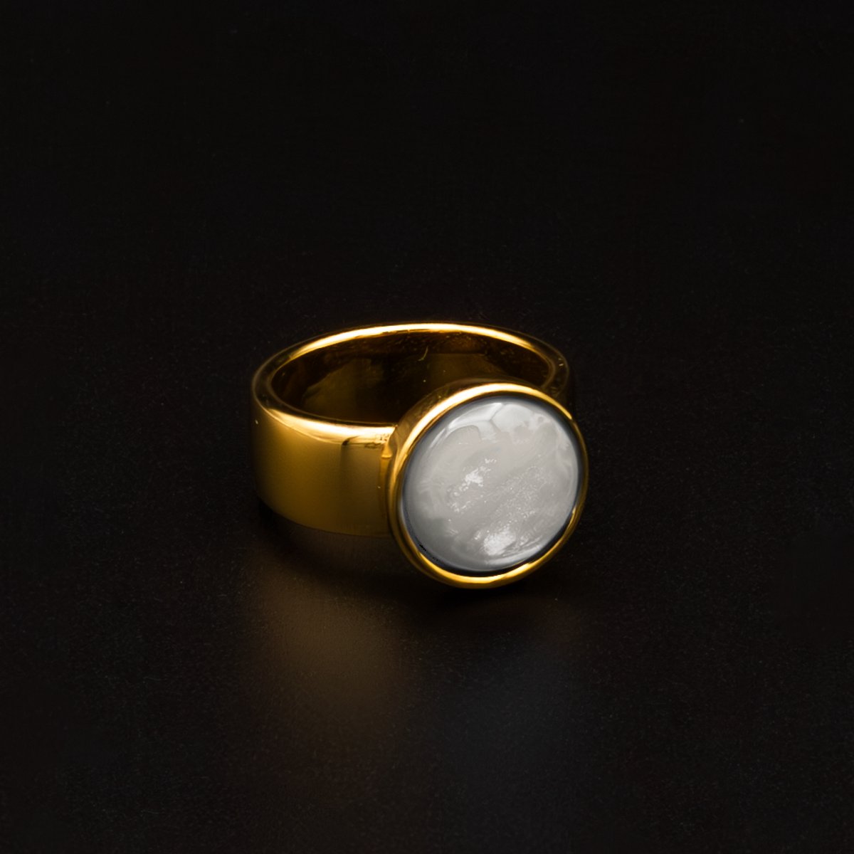 Qoss Ring Juul – Brede Goudkleurige Ring met 12 mm Cabochon | Valt 1 Maat Kleiner | Nikkelvrij | Handgemaakt | Combineerbaar | Creme | Maat XL