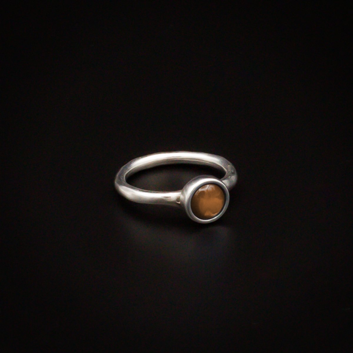 Qoss Ring Coco – Smalle Zilverkleurige Ring met 6 mm Cabochon | Nikkelvrij | Handgemaakt | Combineerbaar | Canyon | Maat XL