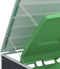 Close-up van de scharnieren en kettingen van de groene kleplift van een antracietkleurige kliko ombouw.