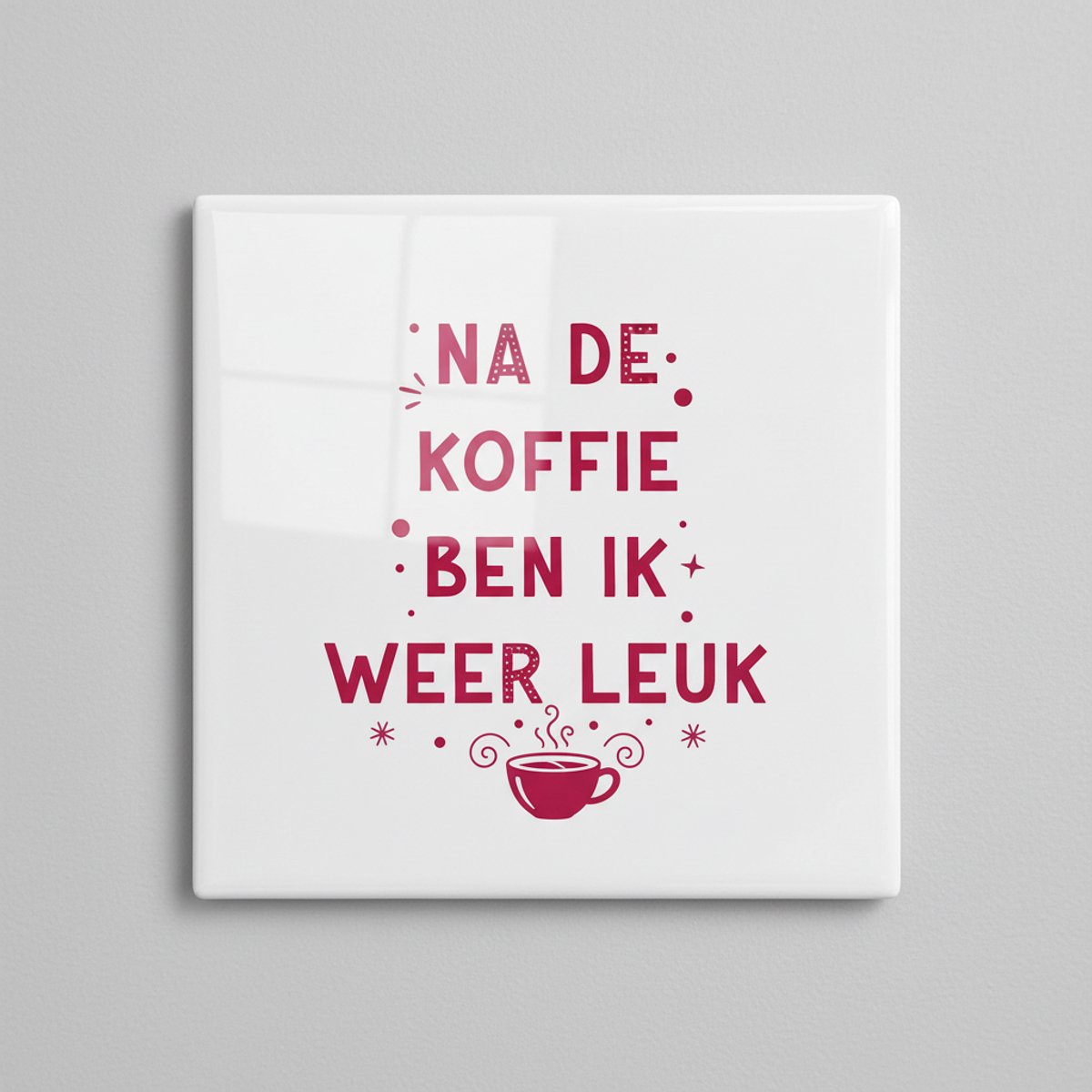 Decoratieve Keramische Tegel 15x15 cm – “Na de Koffie Ben Ik Weer Leuk” Tekst – Grappige K
