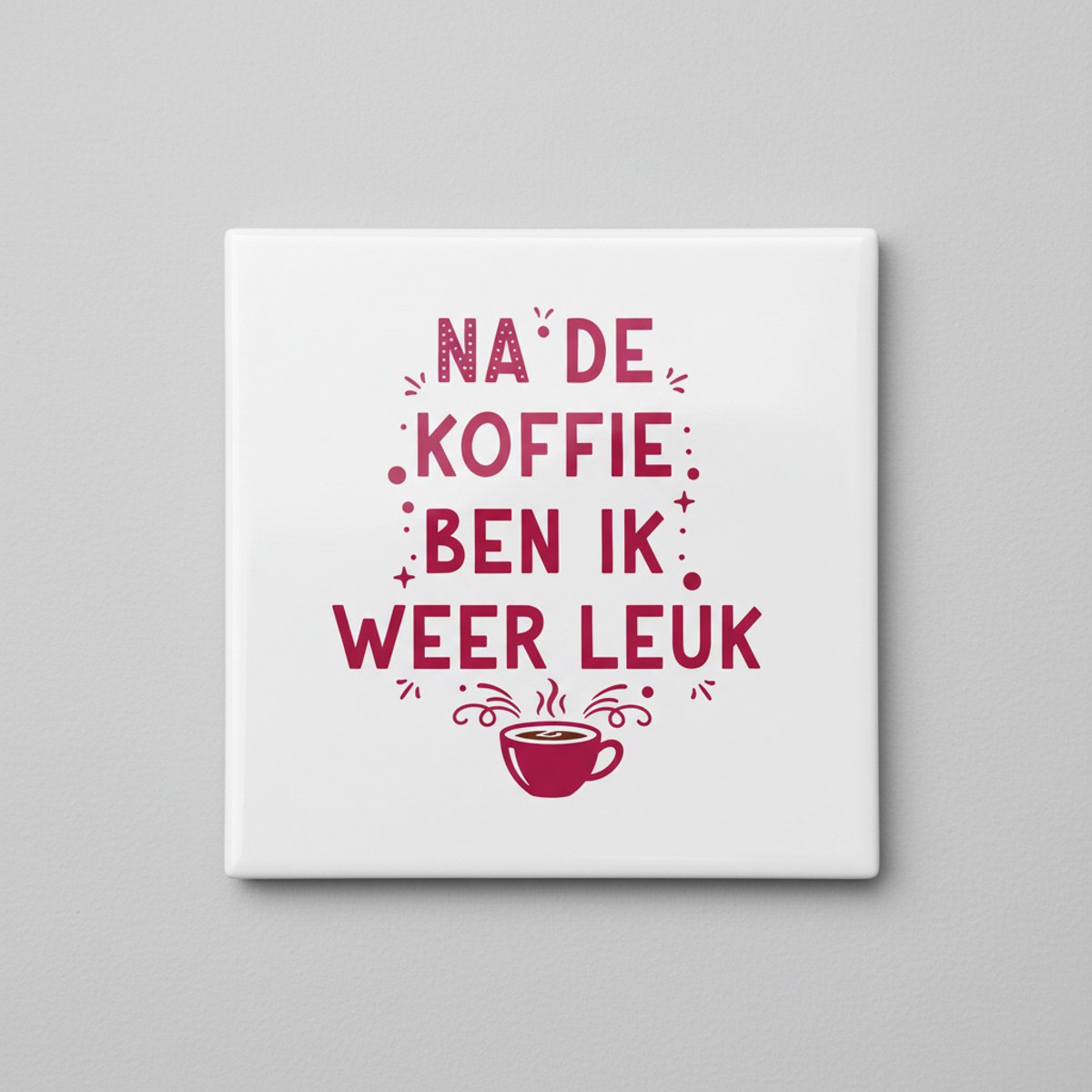 Nevolis Nederlandse Koffie Tekst Keramische Tegel “Na de Koffie Ben Ik Weer Leuk” – Grappige Keuken Wanddecoratie – 15 × 15 cm Multi Color