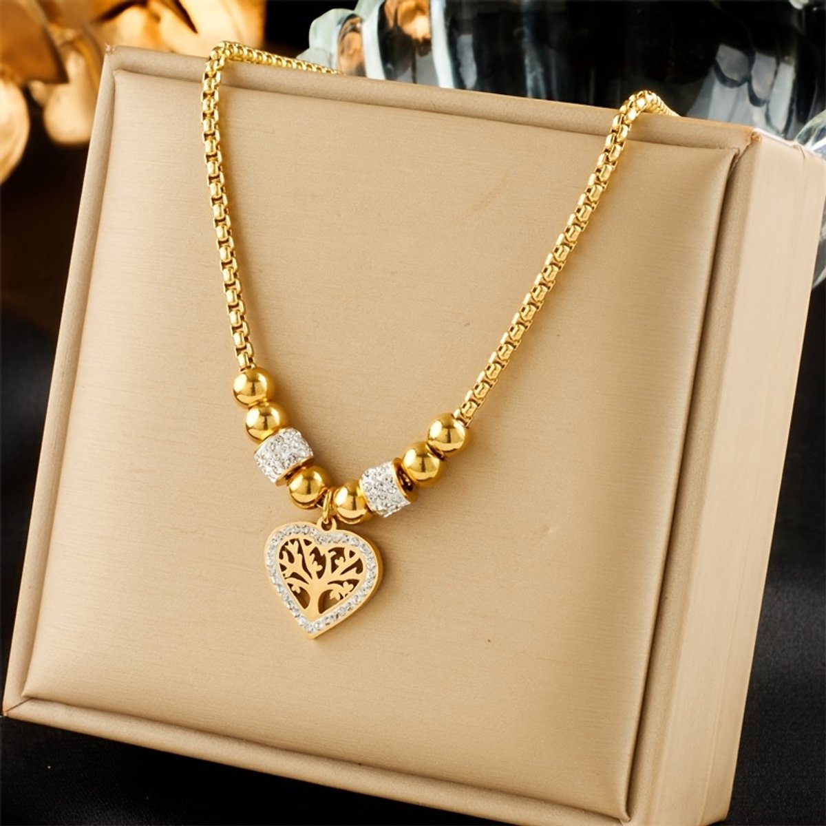 Sjika - Goudkleurige Ketting met Levensboom Hart Hanger – Luxe Dames Ketting – Symbolisch Sieraad – Perfect Cadeau voor haar