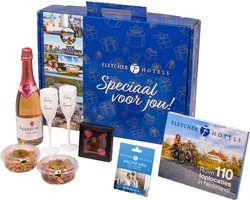 Fletcher Hotels Cadeaubox + Nachtje Weg Cadeaukaart | Giftset - Relatiegeschenk - Origineel Cadeau - Kerstpakket - Kerstcadeau - Kerst