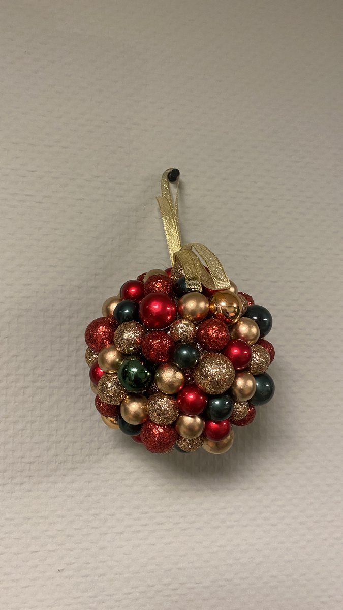 Kerst bol met kerstballen | kerstdecoratie | Rood groen goud | Diameter 15 cm