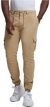 Man in beige cargo broek met trekkoord, voorkant zichtbaar, met zakken en elastische enkelbanden.