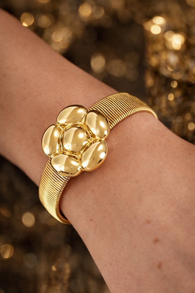 Lundholm Luxe Armband Dames Goud kleurig Bracelet Bloem Groot Bangle – Premium Stainless Steel Jewellery Gold Plated – Armband Dames Bloem One Size – My Rosa Serie - Luxe Geschenkverpakking – Cadeau voor Haar