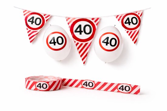 Une guirlande suspendue de fanions triangulaires rouges et blancs avec le chiffre 40, et trois ballons blancs avec le chiffre 40. Également un rouleau de ruban de signalisation à rayures rouges et blanches avec le chiffre 40.