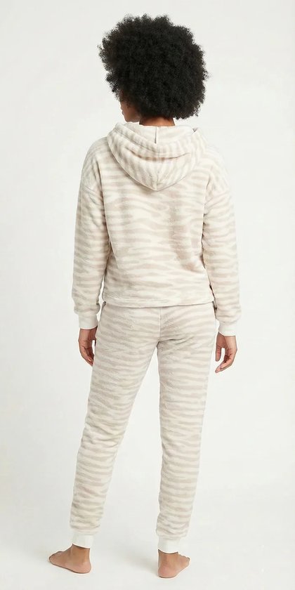 Beige fleece loungewear set met zebraprint, staand, achterkant.