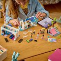 Meisje bouwt LEGO Friends Liann's Familiehuis, met losse onderdelen, poppetjes en tablet.