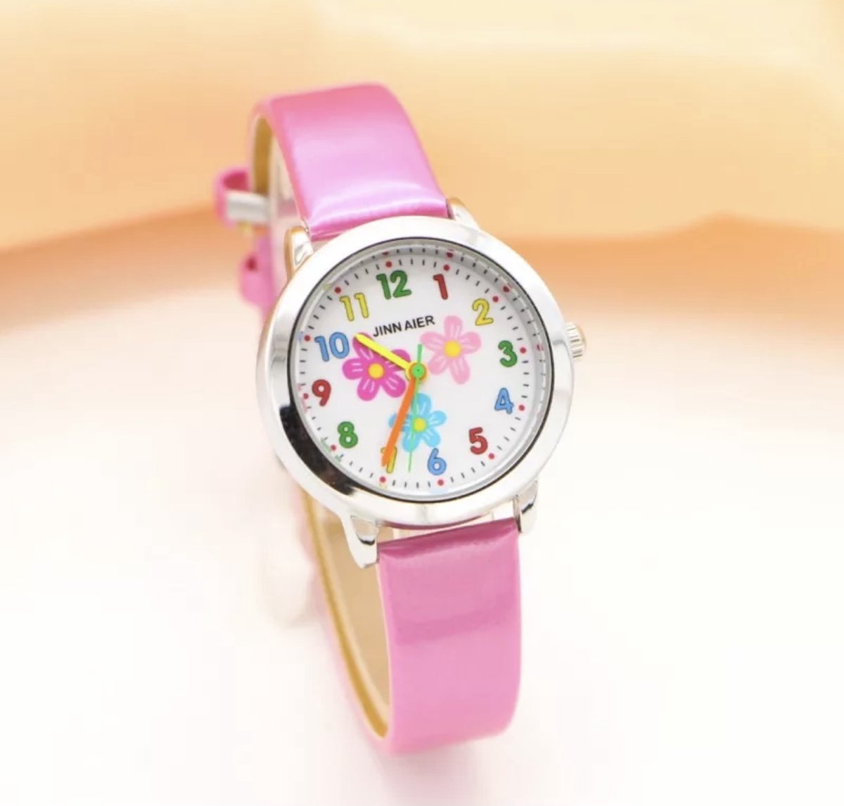 Meisjes horloge met bloem afbeelding en roze leer bandje.