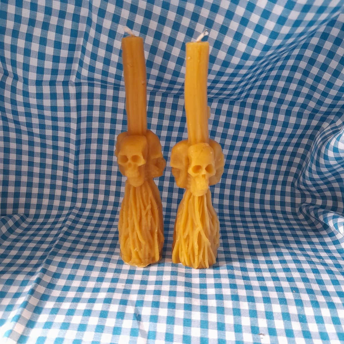 Bijenwas kaars, bezem met schedels