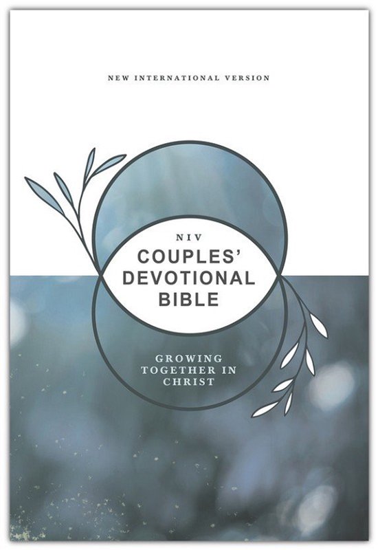 NIV Couples' Devotional Bible, Growing Together in Christ, avec un design bleu et gris.