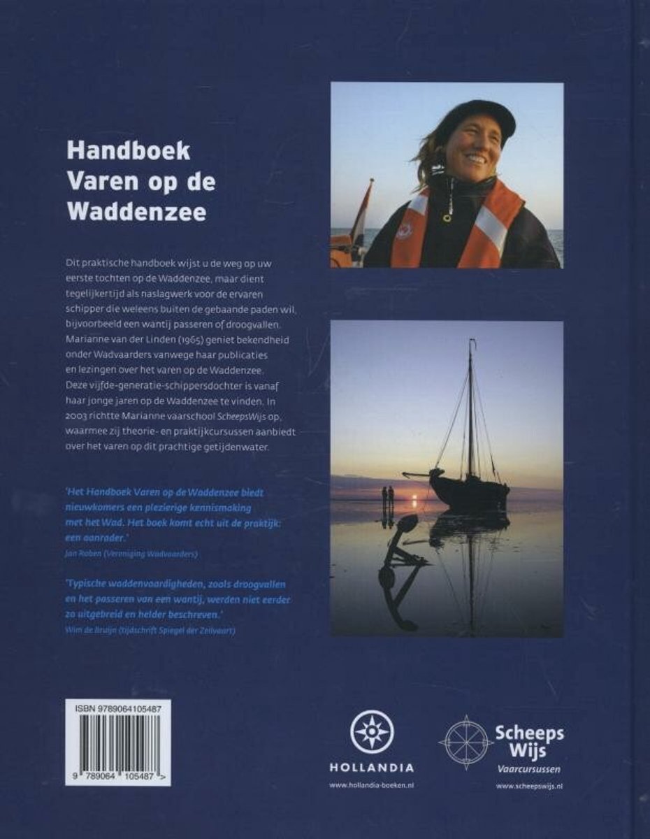 Vrouw in jasje met oranje opblaasbare boei en zonnebril lacht. Zeilboot op kalme zee bij zonsondergang met twee figuren op het strand.