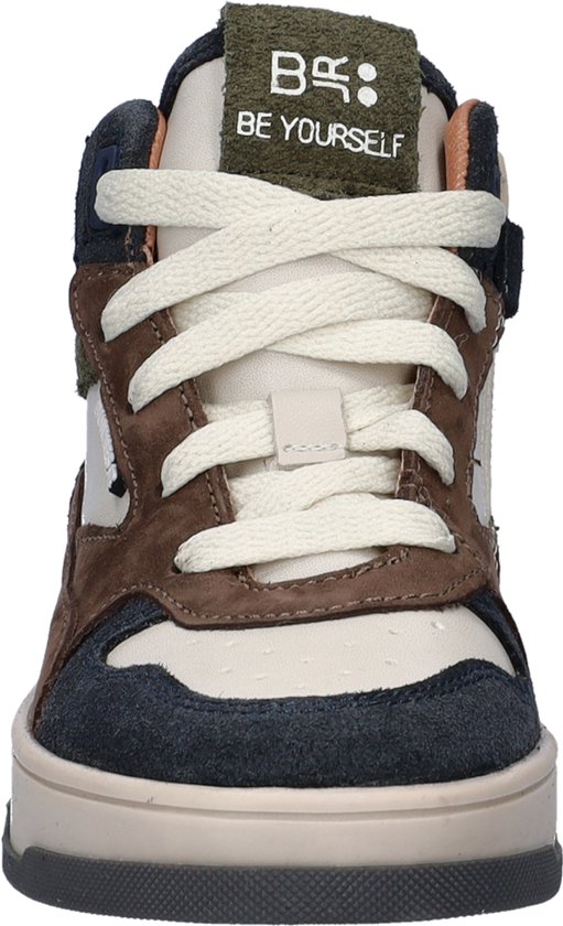Avant de baskets montantes en cuir marron, beige et bleu marine avec lacets. "B: BE YOURSELF" sur la languette.