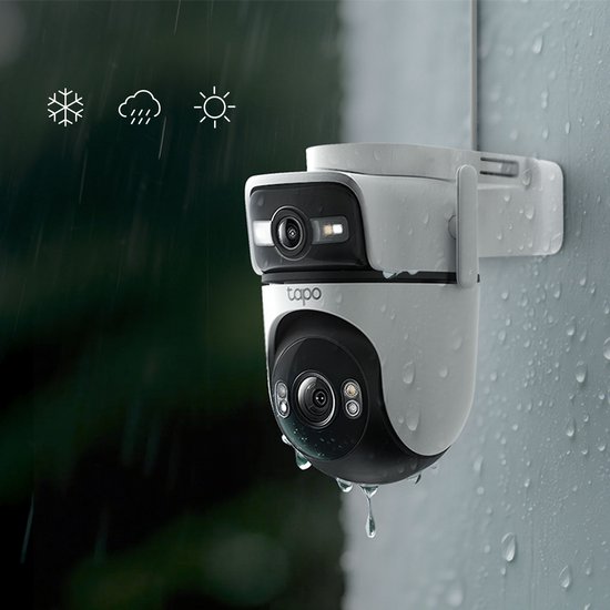 Witte en zwarte Tapo beveiligingscamera gemonteerd op een muur in de regen, met symbolen voor weerbestendigheid.