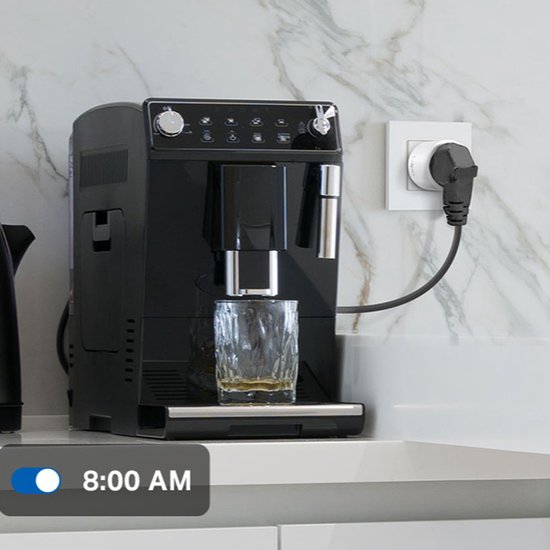Slimme stekker van Tapo in een wit stopcontact, aangesloten op een koffiezetapparaat.