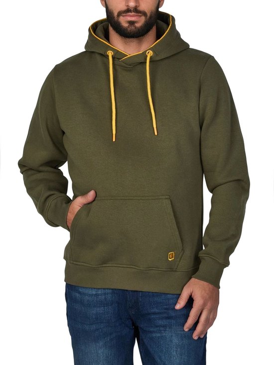 Man met donkergroene hoodie, met de hand in de kangoeroezak, van voren gezien.