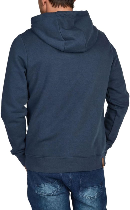 Man met donkerblauwe hoodie van de achterkant, met capuchon en jeans.