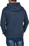 Man met donkerblauwe hoodie van de achterkant, met capuchon en jeans.