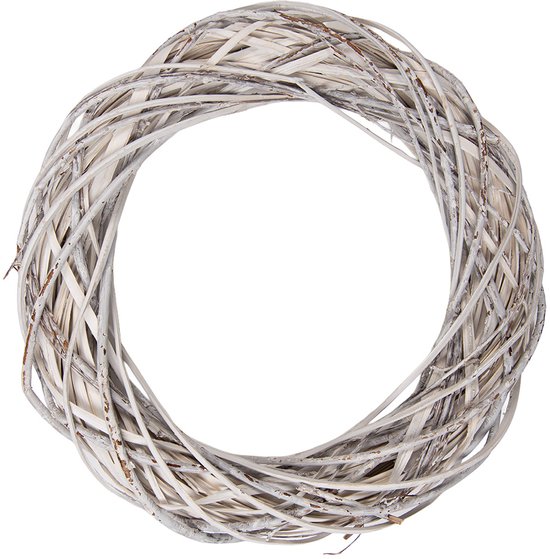 Een ronde, witte rotan krans met een open, gevlochten structuur en rustieke twijgen.