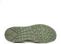 Onderkant van een olijfgroene Skechers sneaker met een gripvast profiel.