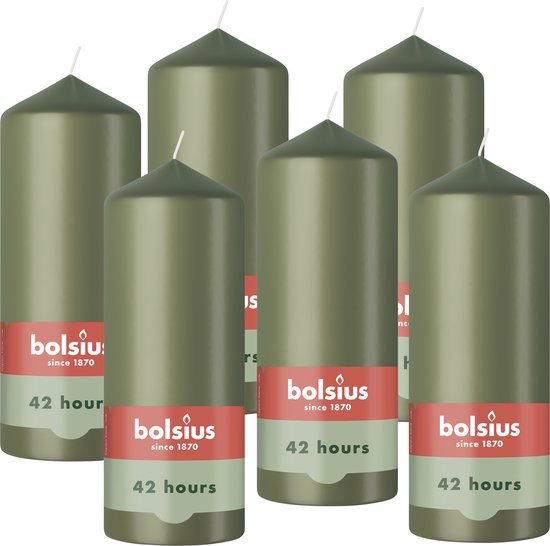 Zes olijfgroene stompkaarsen van Bolsius met rode en groene labels.
