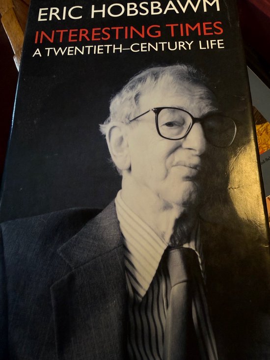 Couverture du livre avec photo noir et blanc d'Eric Hobsbawm portant des lunettes et une chemise rayée. Titre : "INTERESTING TIMES".