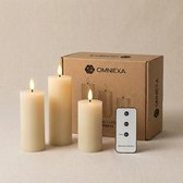 Drie crème-kleurige LED-kaarsen met ribbelpatroon, een afstandsbediening en een OMNIEXA-doos.