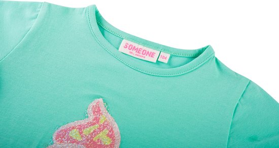 Halslijn van mintgroen T-shirt met merklabel 'Someone 104'.