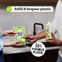 Handen vullen een Marcel's Green Soap navulverpakking sinaasappel & jasmijn bij een kraan. Tekst: 'Refill & bespaar plastic'.
