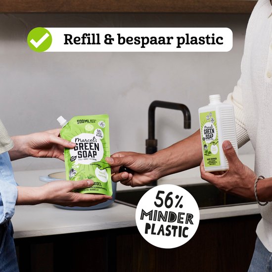 Handen vullen een Marcel's Green Soap navulverpakking sinaasappel & jasmijn bij een kraan. Tekst: 'Refill & bespaar plastic'.