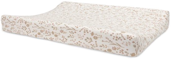 Aankleedkussenhoes in beige met een all-over print van kleine, gedroogde bloemen en bladeren in bruin- en roze tinten.