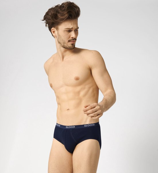 Marineblauwe Sloggi midi slip op een man.
