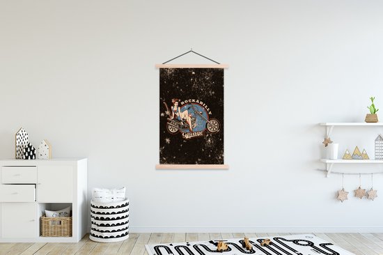 Posterhanger incl. Poster 120x180 cm - Schoolplaat - Mancave - Vrouw - Motor - Retro - Textielposter - Blanke latten - Vaderdag cadeau - Geschenk - Cadeautje voor hem - Tip - Mannen