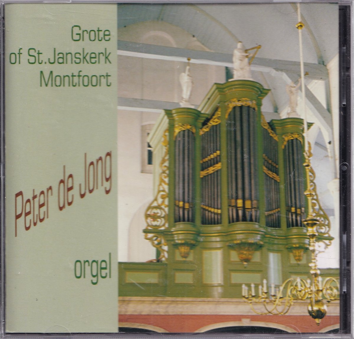 Peter de Jong bespeelt het orgel van de Grote of St. Janskerk te Montfoort