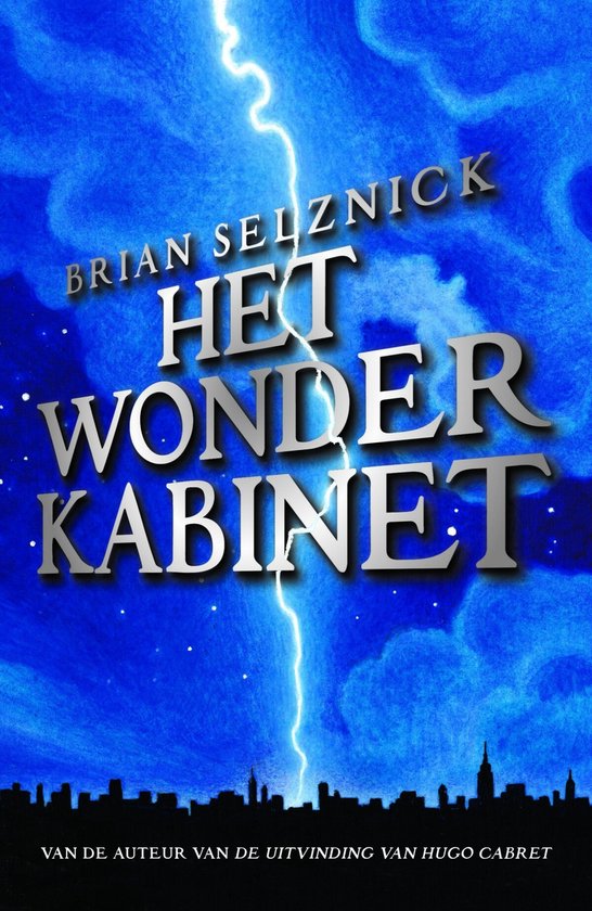 Boekomslag 'Het Wonder Kabinet' door Brian Selznick. Een bliksemflits verlicht een donkere, blauwe hemel boven een stad.