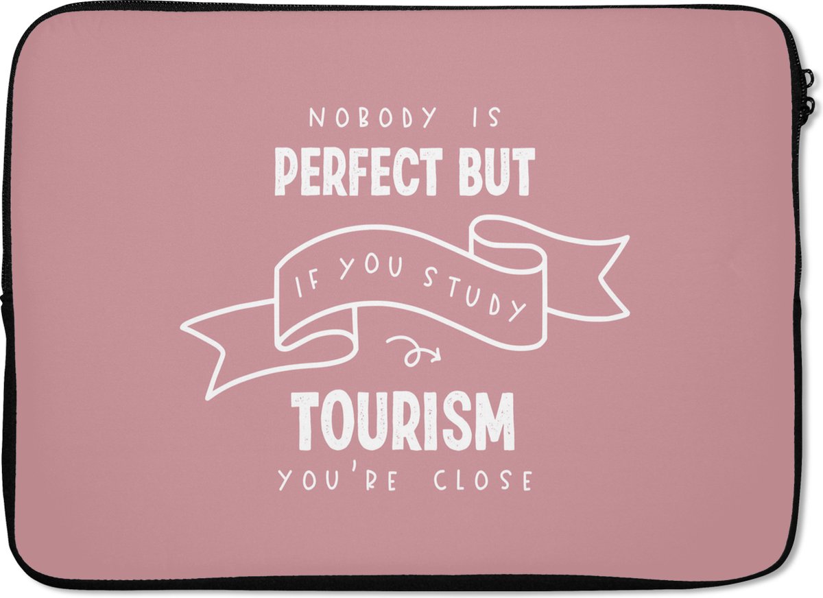 Laptophoes 13 inch - Quote - Tourism - Studeren - Laptop sleeve - Binnenmaat 32x22,5 cm - Zwarte achterkant