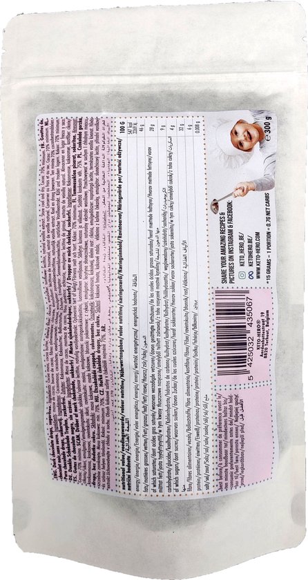 Een pakje met veel ingrediënten en voedingswaarden in verschillende talen. Chocoladedruppels zijn zichtbaar aan de onderkant.