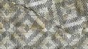 Housse de couette avec un motif géométrique vert, beige et noir. Ressemble à un filet de pêche.