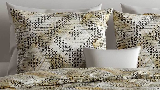 Taies d'oreiller avec motif géométrique vert, beige et noir. Ressemblent à un filet de pêche.