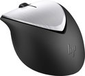Zilverkleurige HP muis met geborsteld metaal en zwarte onderkant, HP logo zichtbaar.
