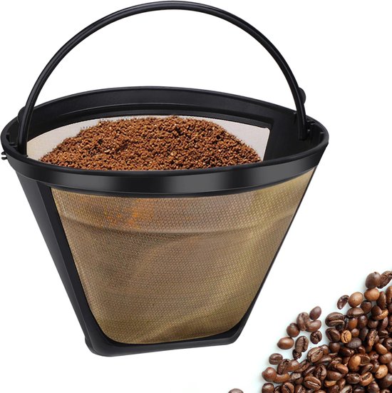 Zwarte koffiefilter met goudkleurig gaas gevuld met koffie en naast de filter nog wat koffiebonen.