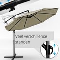 Beige zweefparasol in diverse standen, met hendel voor hoogteverstelling. Tekst 'Veel verschillende standen'.
