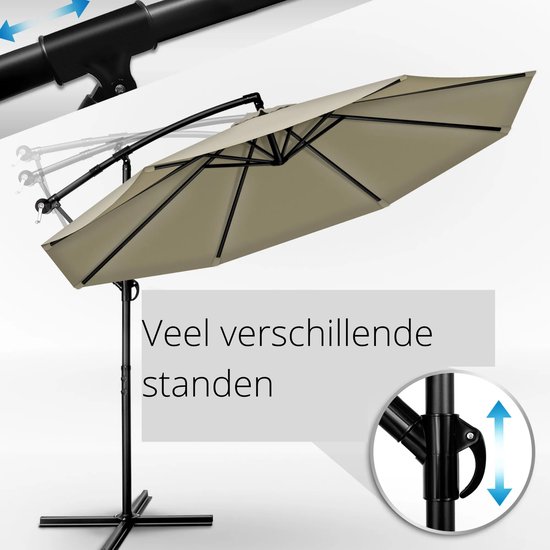 Beige zweefparasol in diverse standen, met hendel voor hoogteverstelling. Tekst 'Veel verschillende standen'.