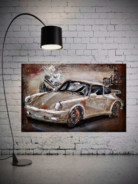 3D metalen schilderij van een beige Porsche 911 Turbo met een gedetailleerde, verweerde look, tegen een achtergrond van stedelijke silhouetten.