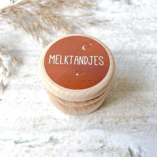 Houten doosje met bruine sticker en witte tekst 'MELKTANDJES'. Met maan en sterren.