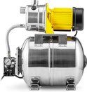 Een RVS hydrofoorpomp met gele motorbehuizing, motor, en drukvat, staand op een witte achtergrond.