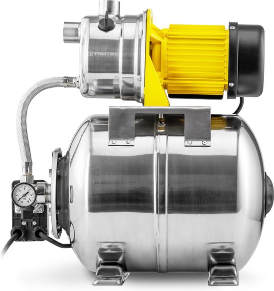Een RVS hydrofoorpomp met gele motorbehuizing, motor, en drukvat, staand op een witte achtergrond.